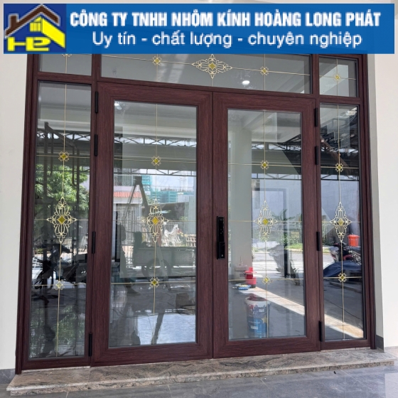 Nhôm hệ khuôn phào full tường, bản 150, kính hộp nan đồng